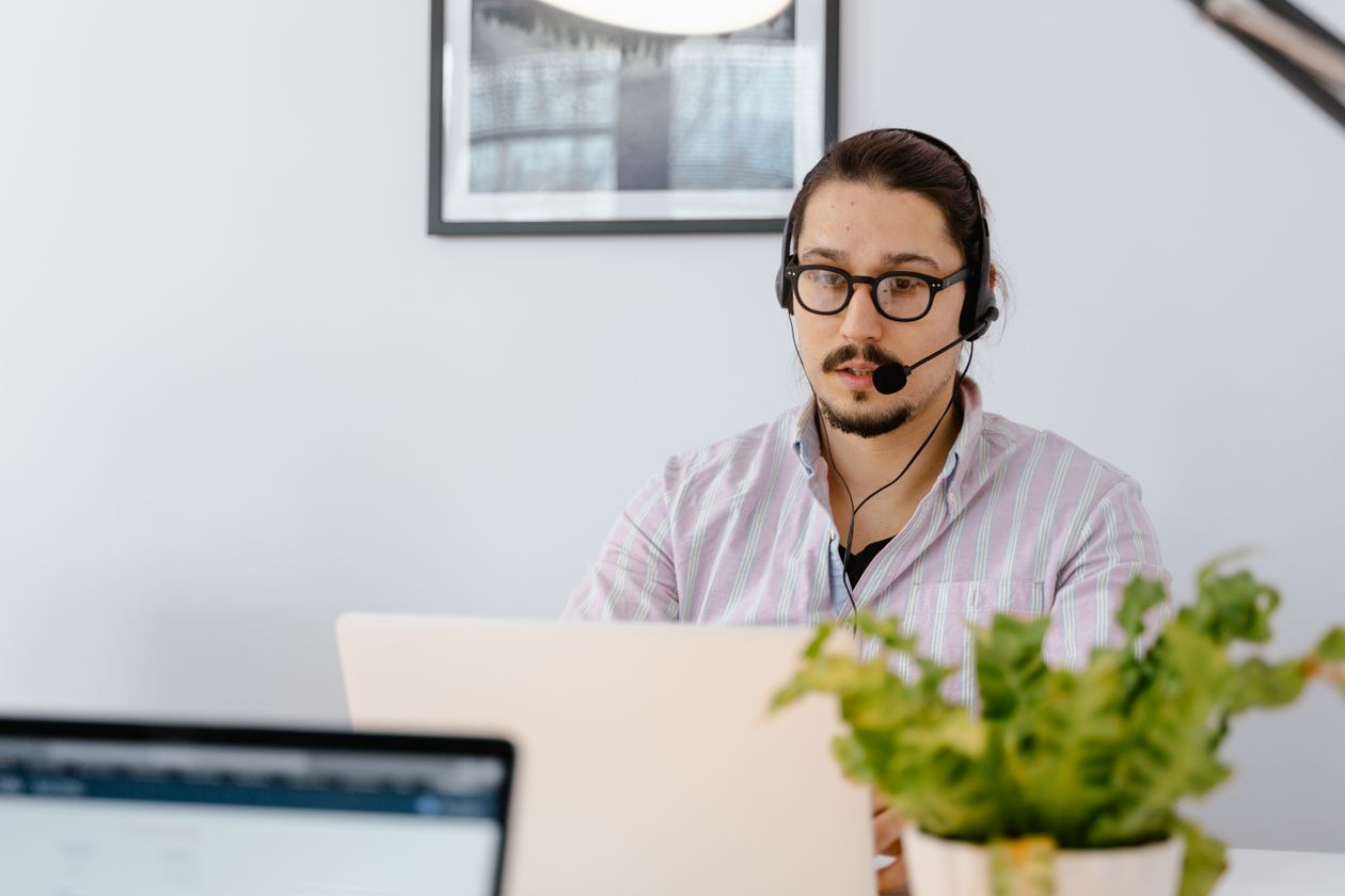 CRM e atendimento com IA: o que funciona e o que ainda decepciona